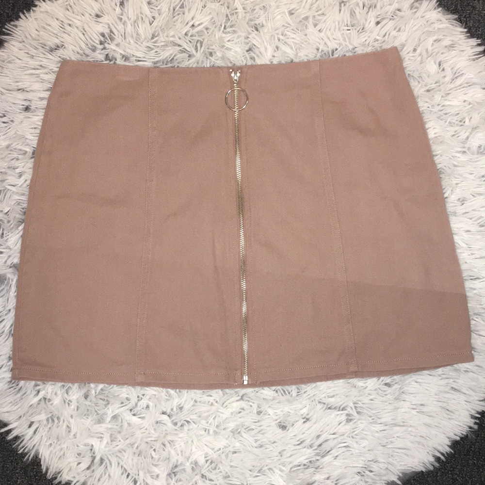 Light pink skirt. Size L